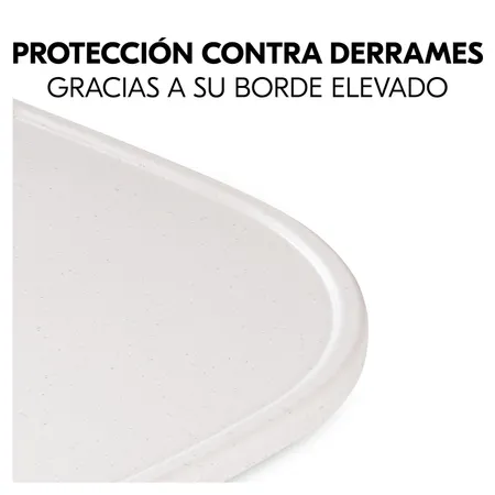 El borde elevado previene derrames y caídas